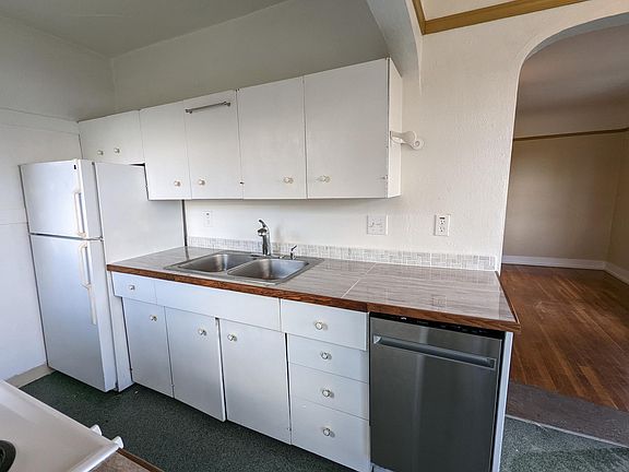 Newly remodeled kitchen with DISHWASHER!!!, (and river views)