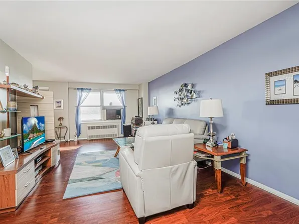 2630 Cropsey Avenue 7J image 2 of 12