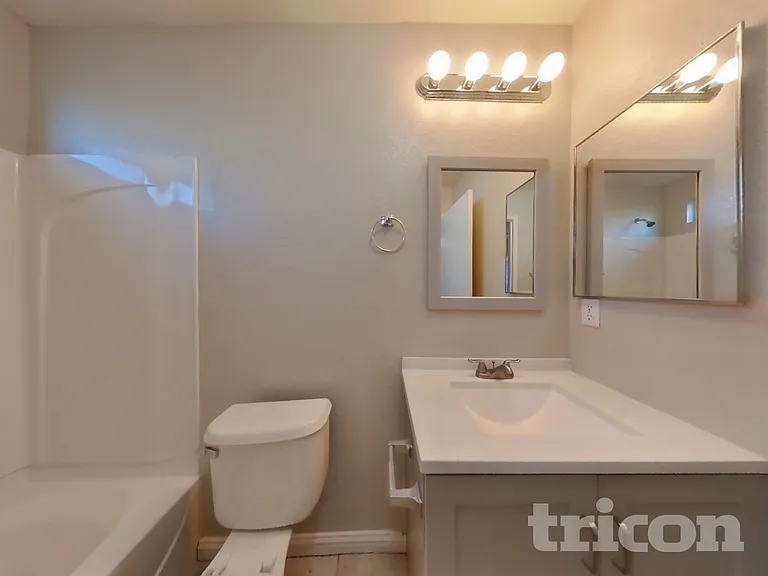 902 Emily St — Photo 7
