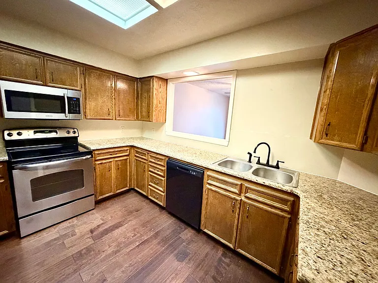 2802 Stewart Dr — Photo 2