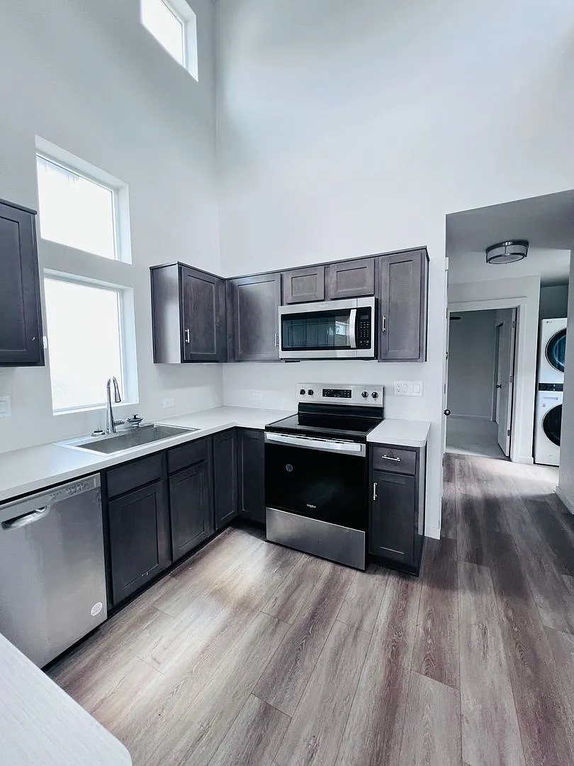 Newer 2 bedroom 2 Bath home located off Powers and close to shopping — Photo 3