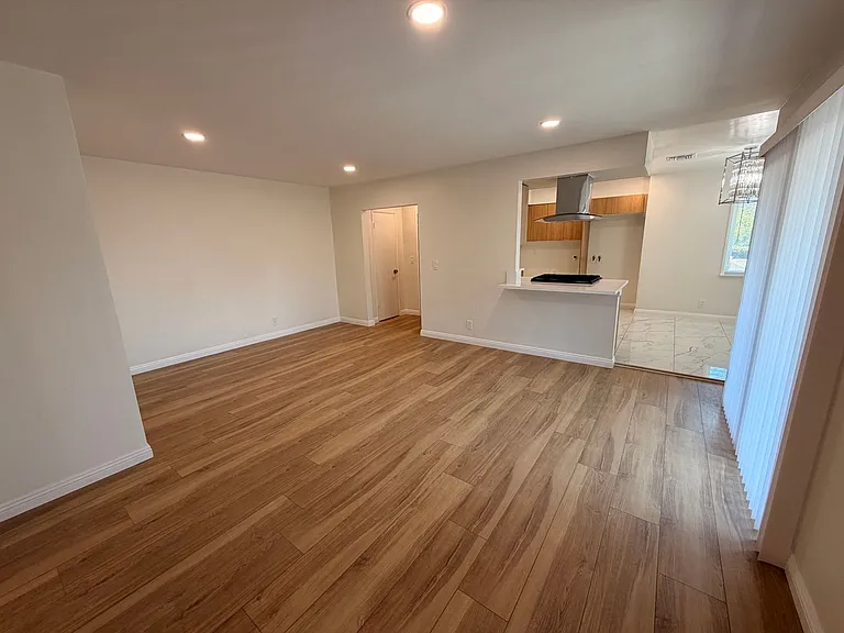 10500 La Reina Ave #E — Photo 7