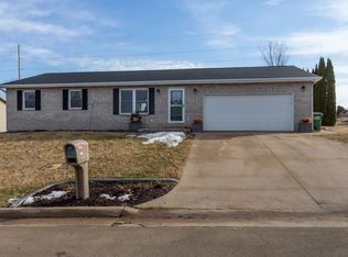 568 Walnut Ridge St, Peosta, IA 52068