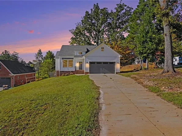 108 Daniels St, Randleman, NC 27317