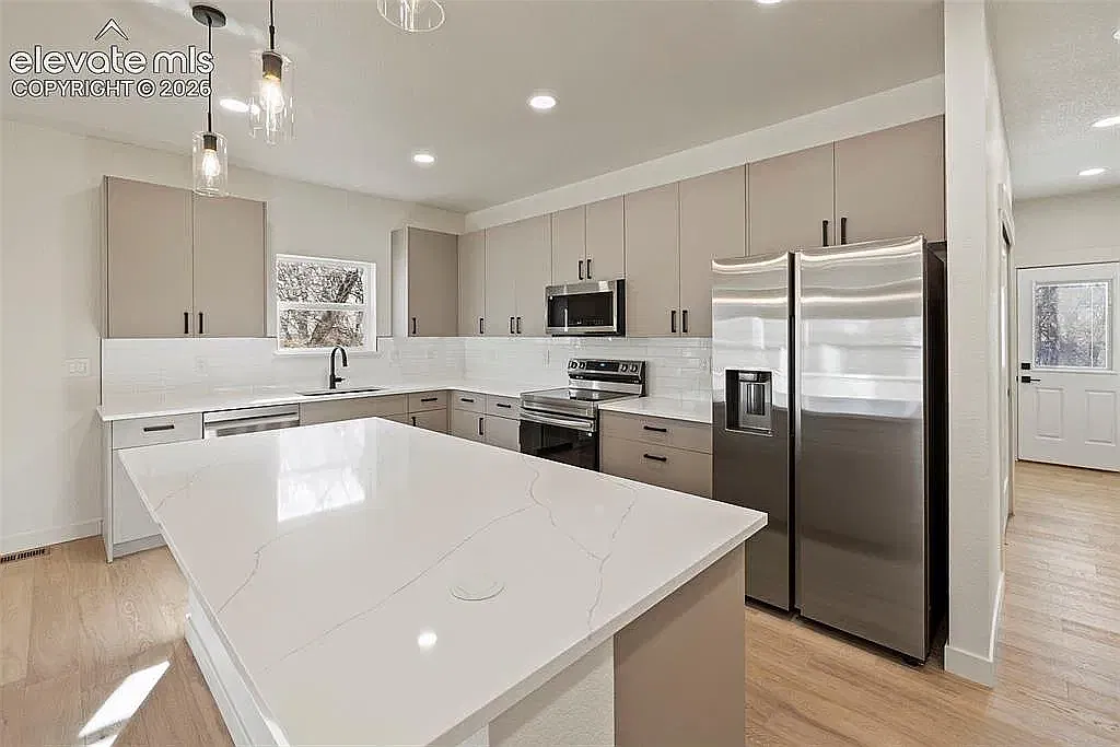 3 bed, 1847 sqft, $2,400 — Photo 1