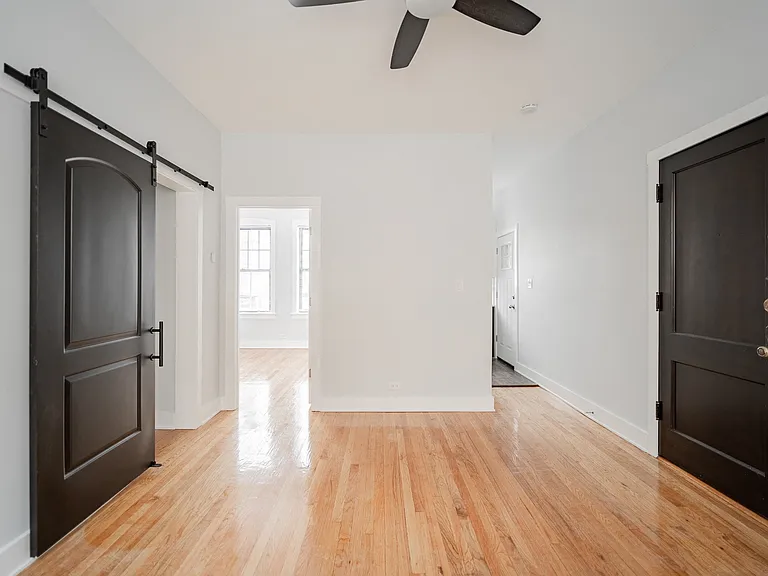 1623 W Belmont — Photo 11