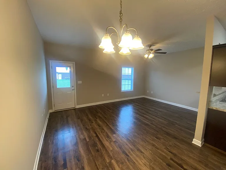 736 Village Creek Dr — Photo 3