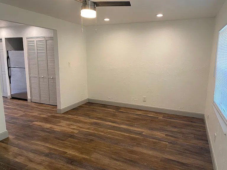 3160 E Riverside Dr — Photo 2