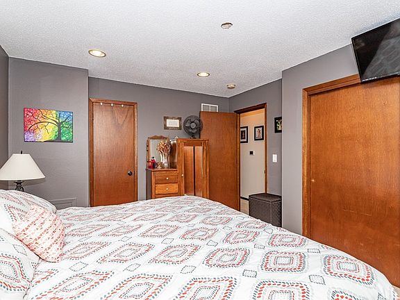 5th image of 613 Race St
