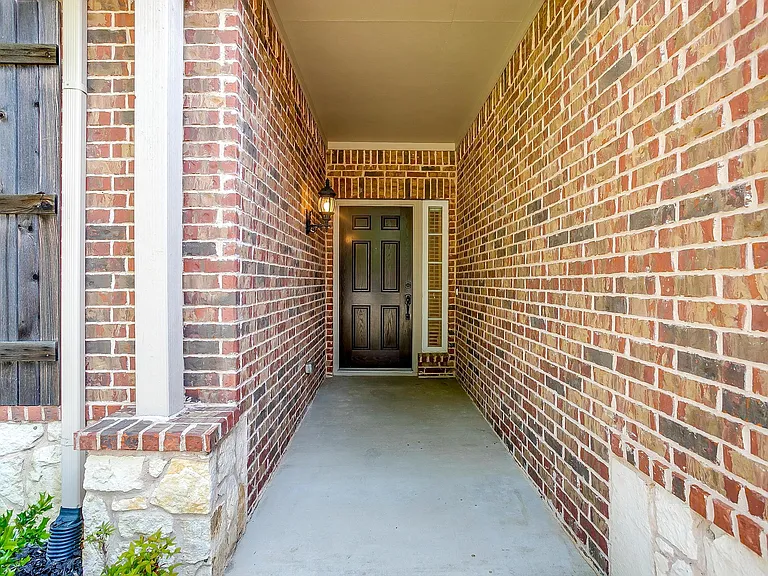 1845 Dexter Ln — Photo 2