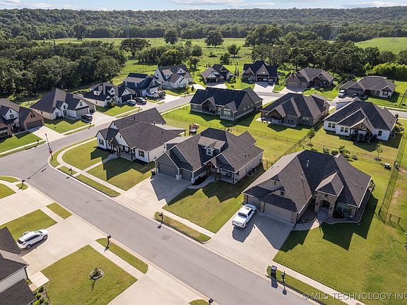 5th image of 2958 N Dogwood Dr