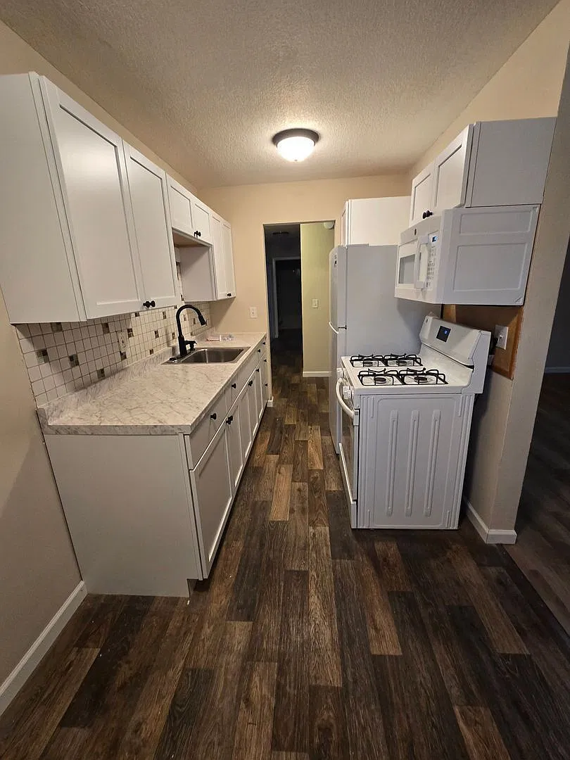2 bed, 1.0 bath, $1,050 — Photo 1