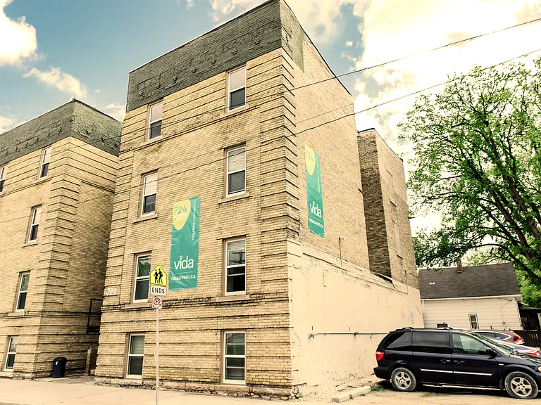 724 Wellington Ave — Photo 2