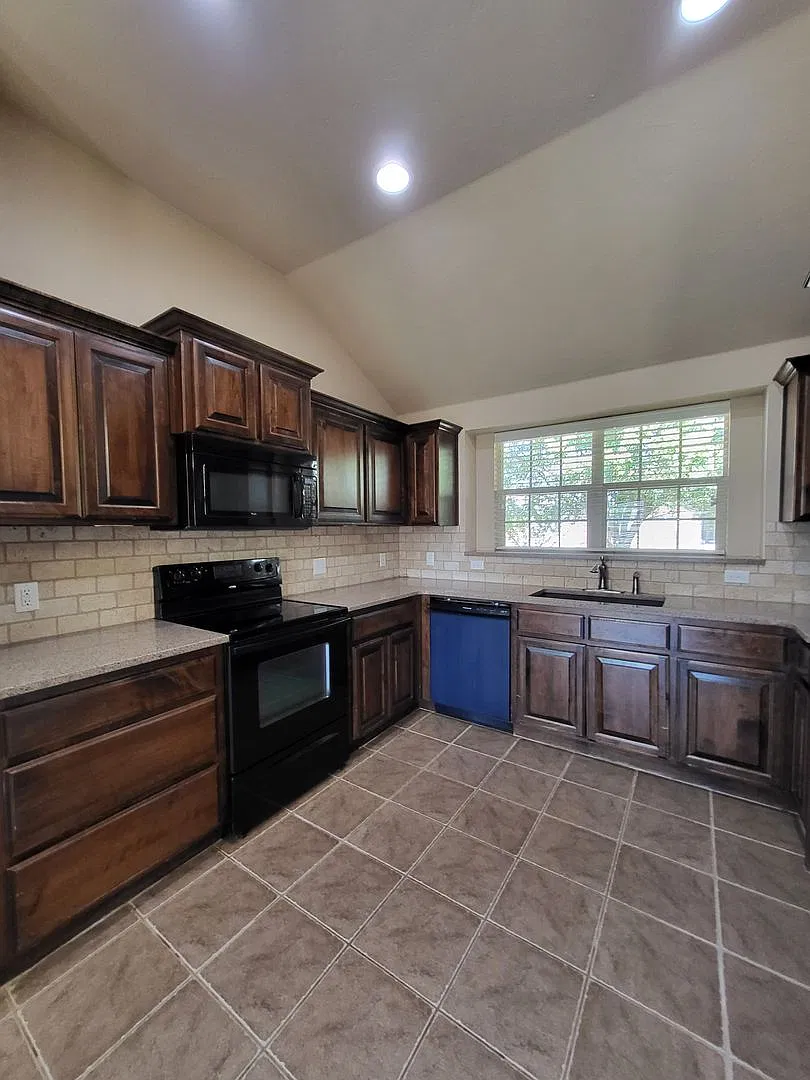 (3) Bed/(2) Bath in Norman w/ Storm Shelter! Walking Trails and Community Park! — Photo 4