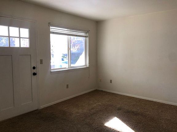 2nd image of 2542 Siskiyou Blvd