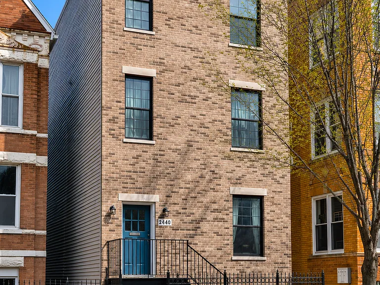2440 W Iowa St #2 — Photo 2