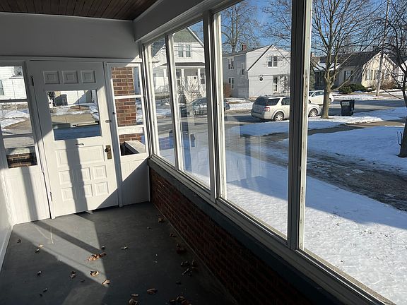 5th image of 1003 Perry St