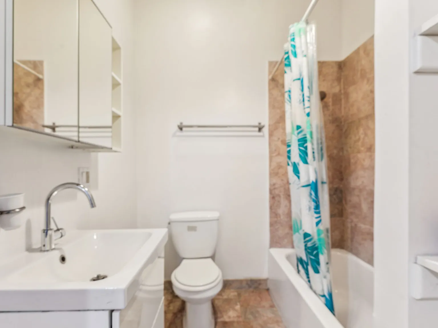 3 bed, 1000 sqft, $1,800 — Photo 3