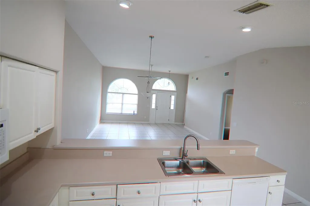 3 bed, 2.0 bath, 1294 sqft, $1,675 — Photo 4