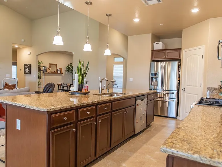 2327 W Queens Way — Photo 16