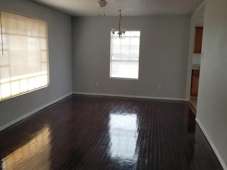 420 W Crockett St — Photo 2