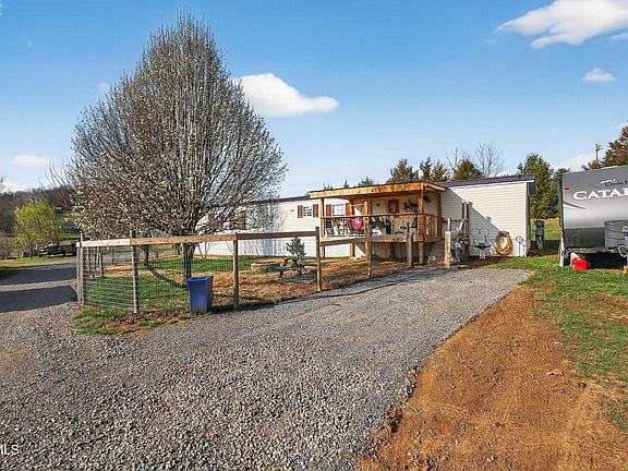 3rd image of 393 Meadow Creek Rd