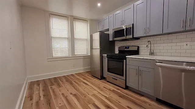 Charming Union City 2 BR at 318 28th St - Heat & Hot Water Included! — Photo 4