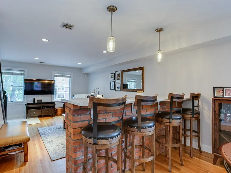 214 W 7th St #2L — Photo 40