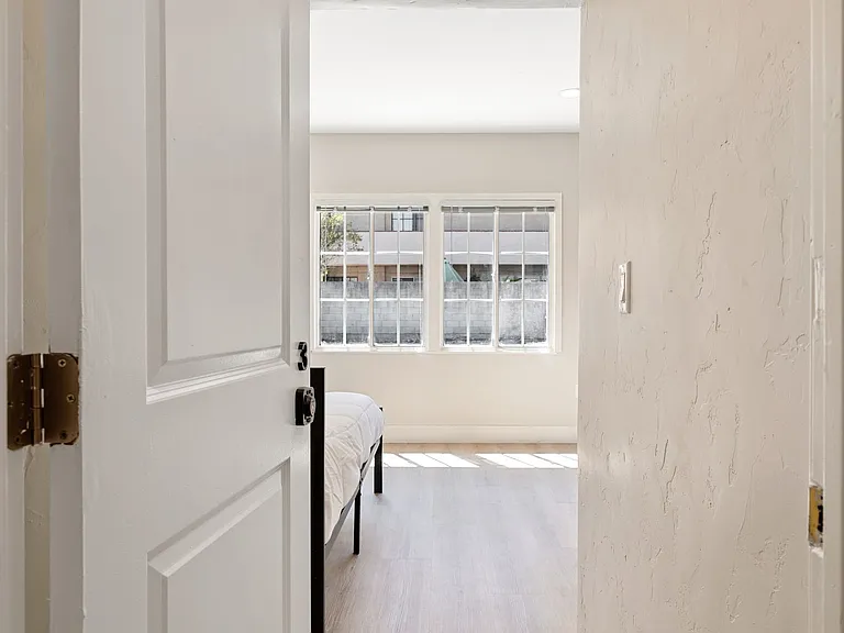 1709 Kelton Ave — Photo 42