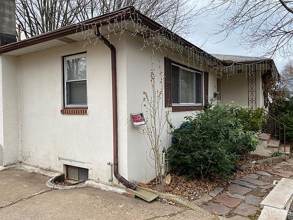 3rd image of 866 Nassau St