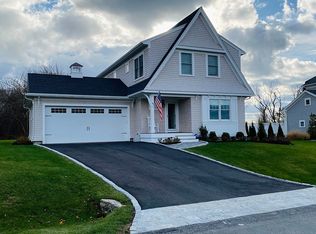 8 Julia Ct, Middletown, RI 02842