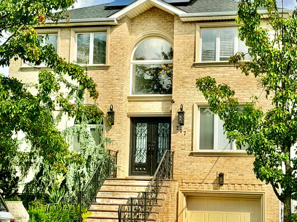 207 Swinnerton Street image 1 of 38