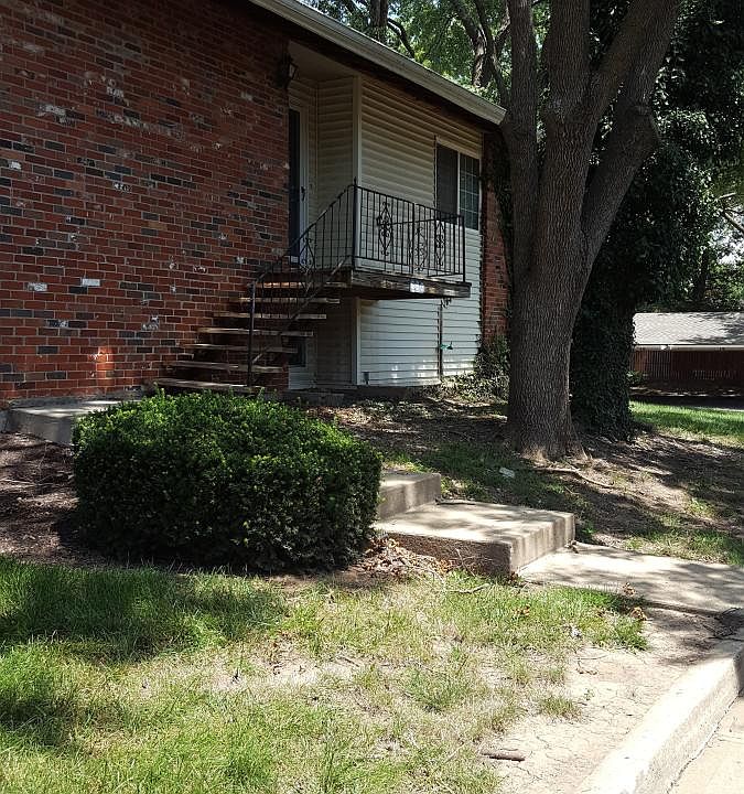 1st image of 637 W 101st Ter