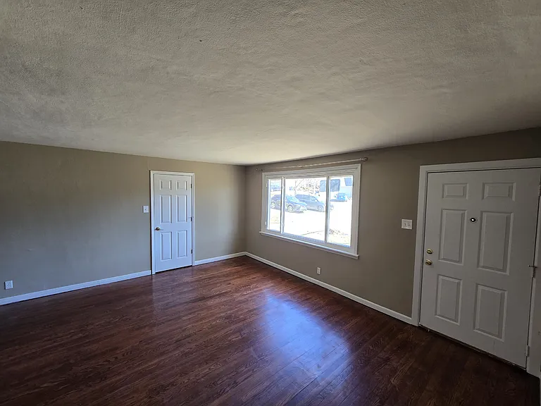 915 Westglen Dr — Photo 10