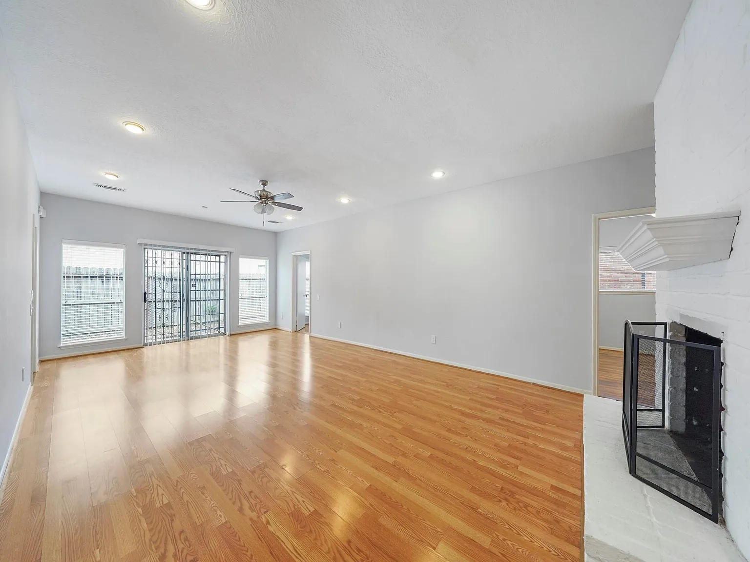 3 bed, 3.0 bath, 2006 sqft, $2,300 — Photo 2