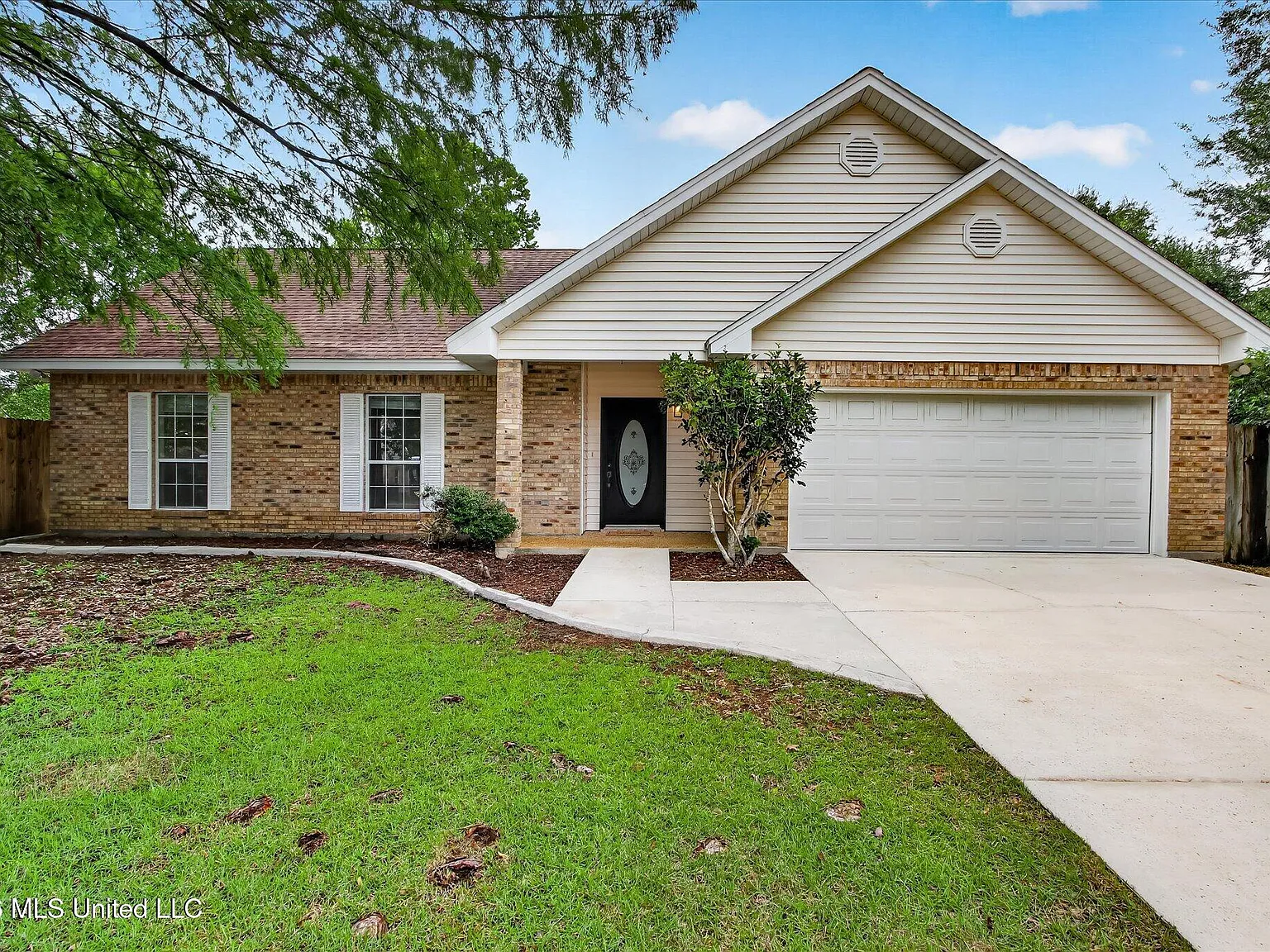 4 bed, 3.0 bath, 2350 sqft, $2,350 — Photo 1