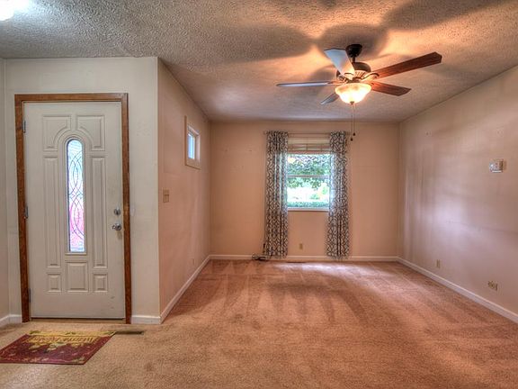2nd image of 984 Amherst Dr