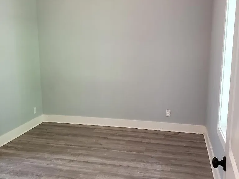 Master bedroom: 10' x 12'