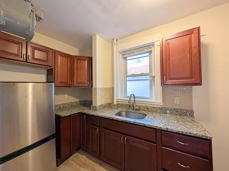 10 Craigie Cir — Photo 2