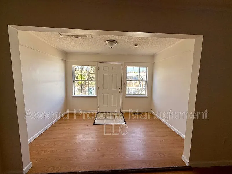 2 bed, 1.0 bath, $950 — Photo 2