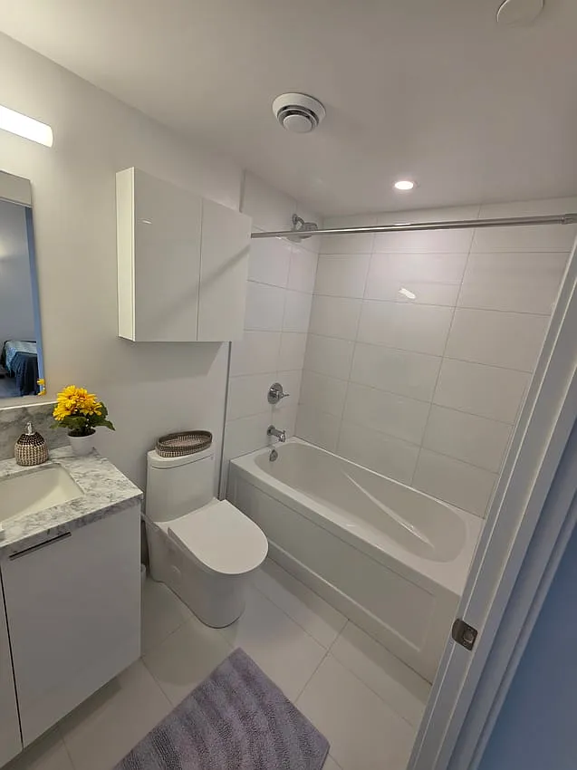 Master Room - Dundas St West & Simcoe St — Photo 4