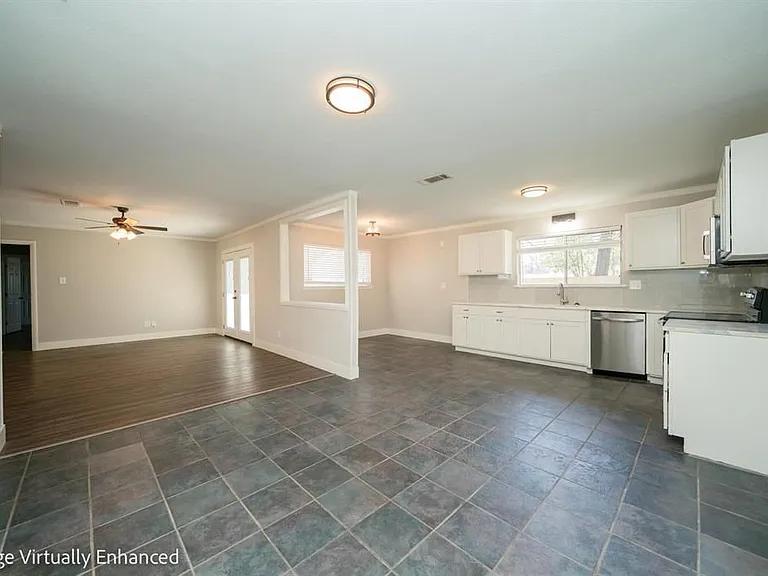 112 E Fairlane Dr — Photo 12