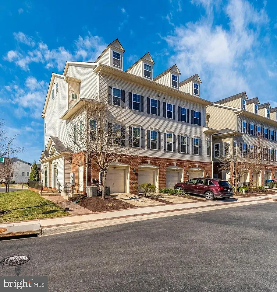 3 bed, 2.5 bath, 2193 sqft, $3,150 — Photo 1