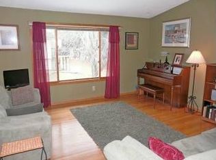 1318 Deercliff Ln, Eagan, MN 55123