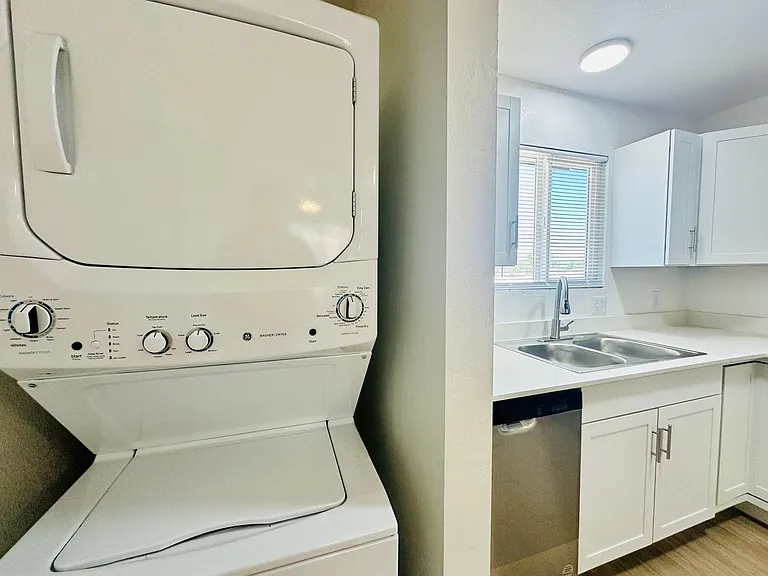 4424 Bellevue Newly Renovated Apartments with All Appliances Included! — Photo 32