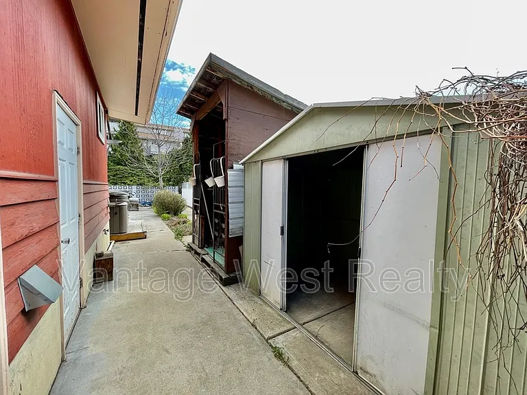 1319 Kelglen Cres #A — Photo 37