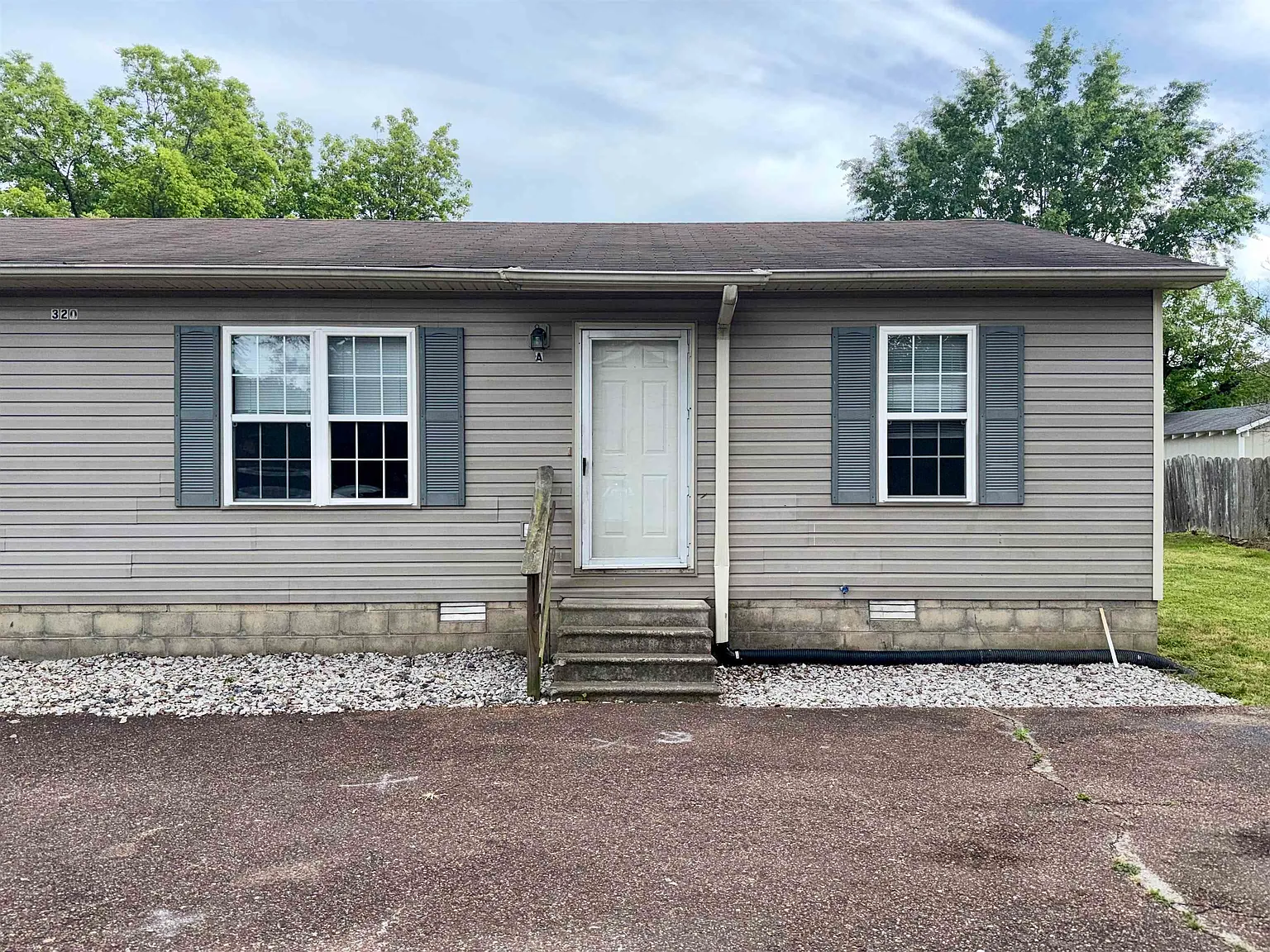 2 bed, 1.0 bath, $1,050 — Photo 1