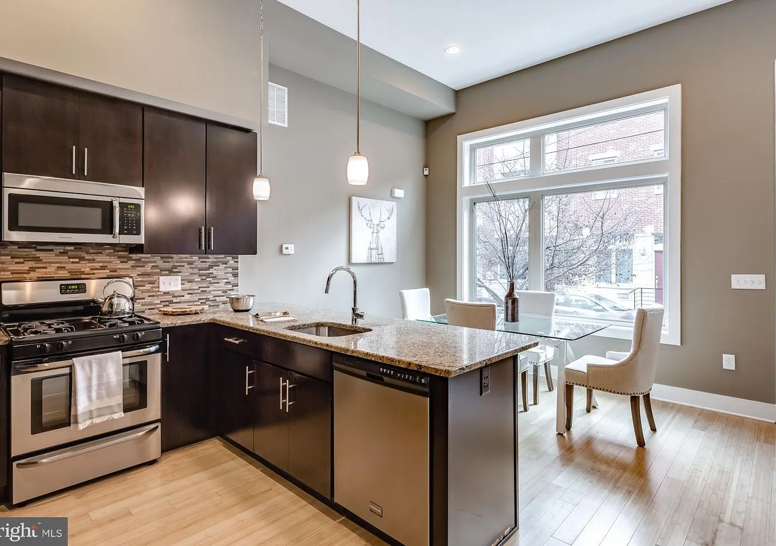Bella Vista Townhome with Parking — Photo 1