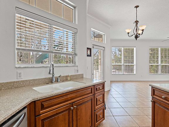 5th image of 1023 NW Savannah Cir