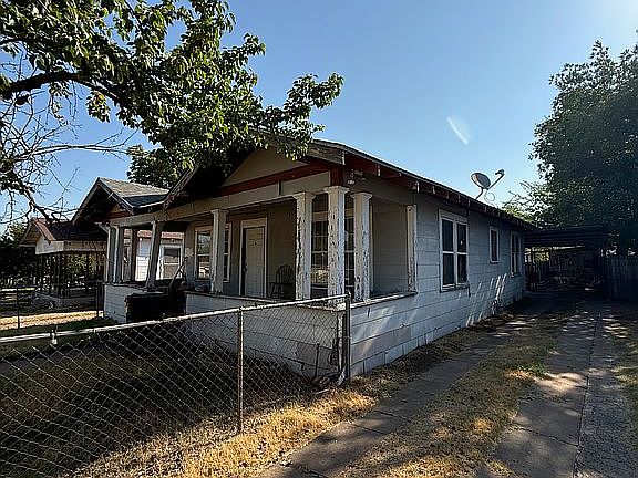 Front Exterior & Driveway